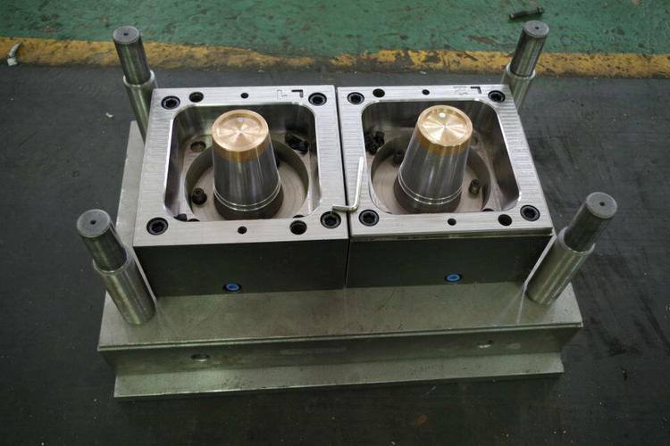 Plastic Spoon Injection Mold related image